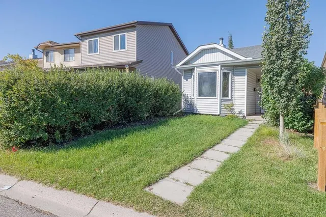 5 Erin Grove Pl, Calgary 3