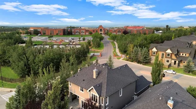 4 Aspen Cliff Close, Calgary 3