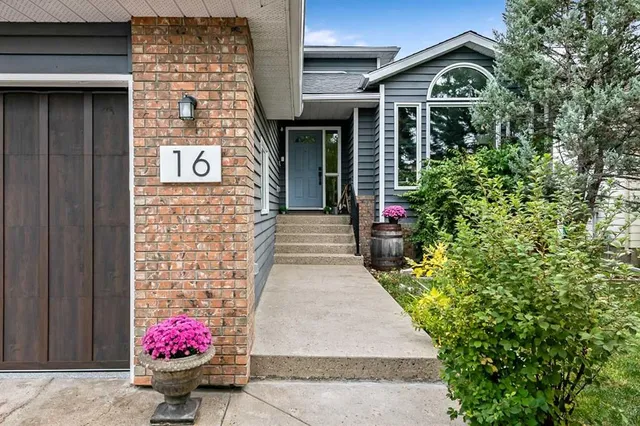 16 Evergreen Gdns, Calgary 3