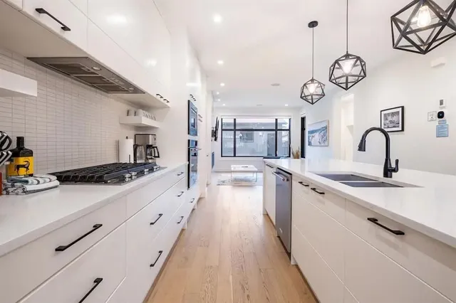 2433 30 St, Calgary 3