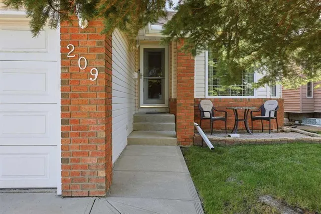 209 schubert Pl, Calgary 2