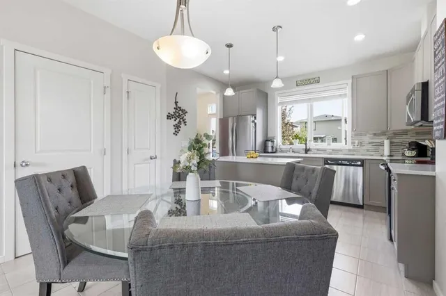 611 Walden Dr, Calgary 3