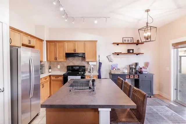 235 Cougar Plateau Way, Calgary 5