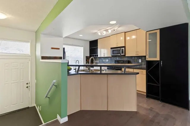 3240 New Brighton Gdns, Calgary 4