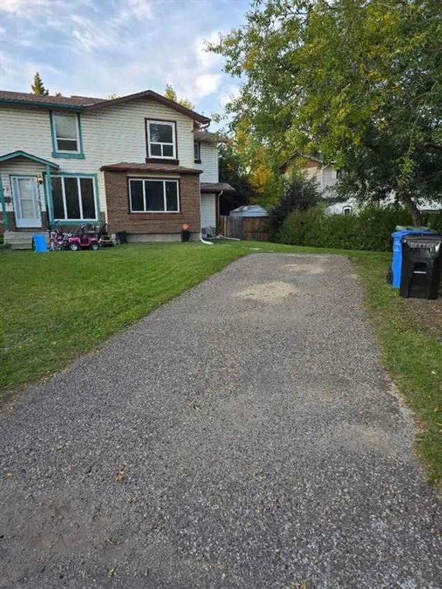 215 Pineset Pl, Calgary 2