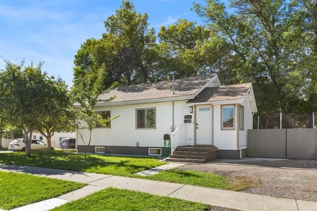 1178 Queen St, Medicine Hat 2