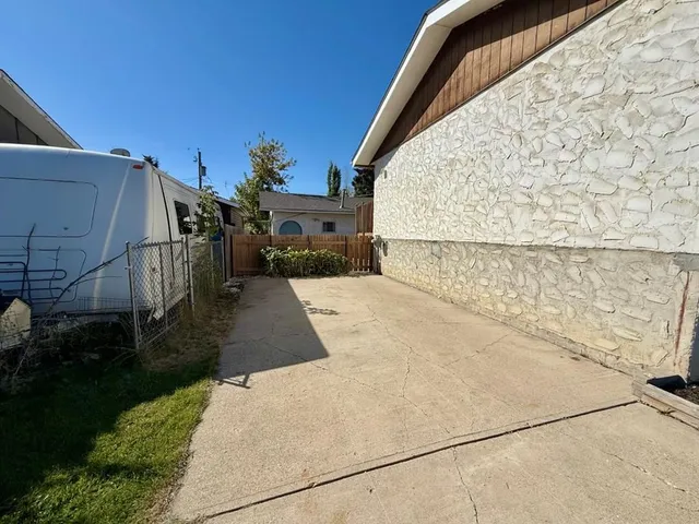 921 Ellis Cres, High River 3