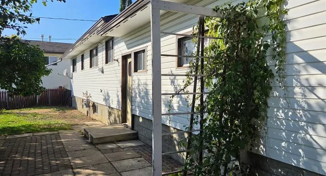 11221 102 Ave, Fairview 5