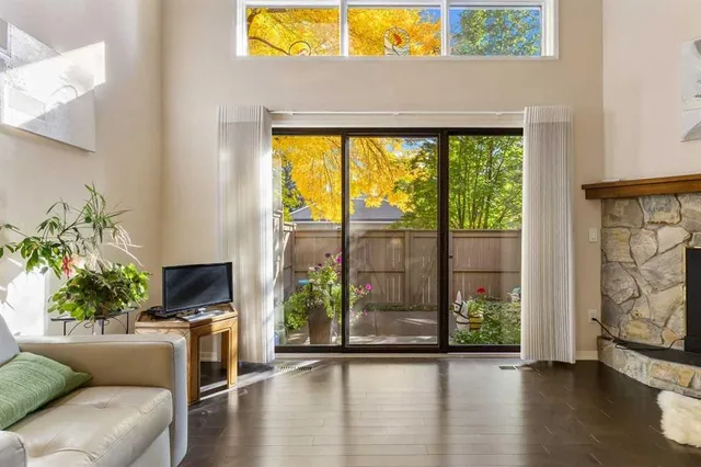 4 Glamis Gdns, Calgary 4