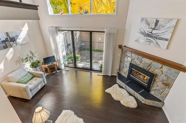 4 Glamis Gdns, Calgary 5
