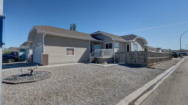 405 46 Ave, Claresholm 2