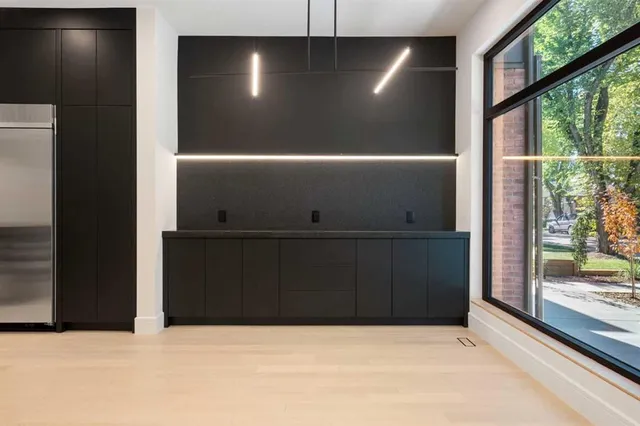 3322 42 St, Calgary 5