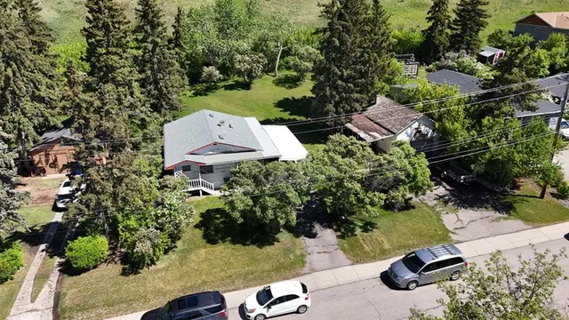 332 Third St, Cochrane 2