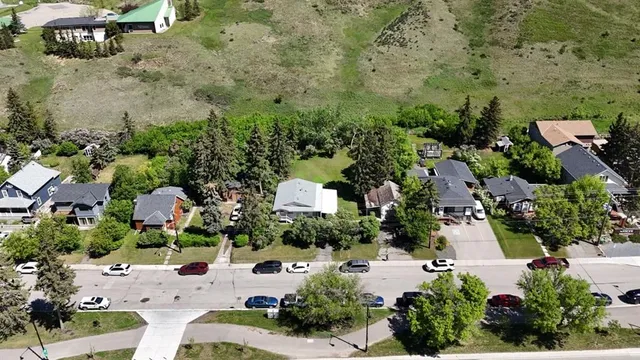 332 Third St, Cochrane 4
