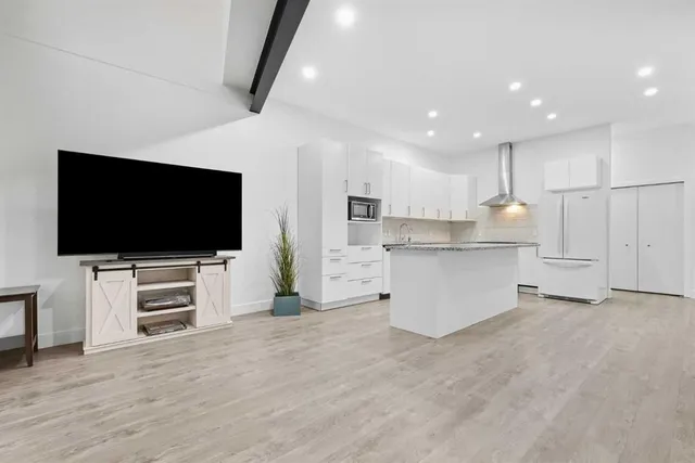 1212 13 St #303, Calgary 2
