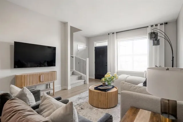 8432 Homestead Ave, Calgary 3