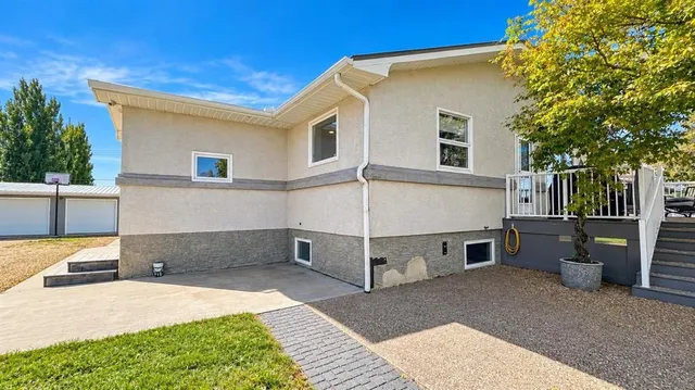 243 2nd Ave, Craigmyle 5