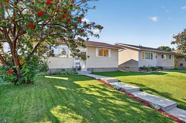 6019 Penworth Rd, Calgary 3