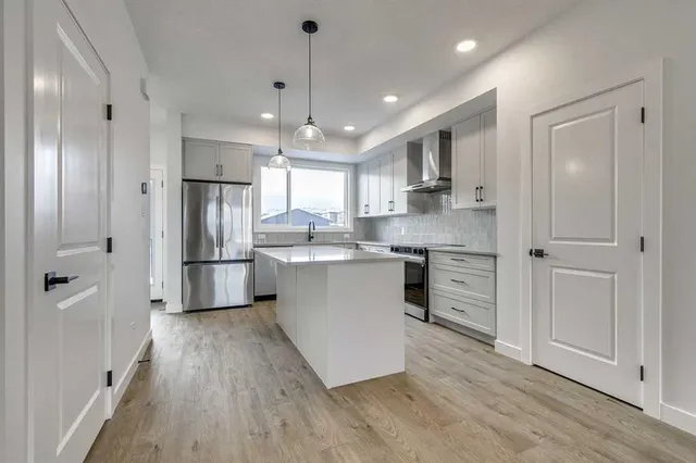 311 Silverton Glen Rd, Calgary 5