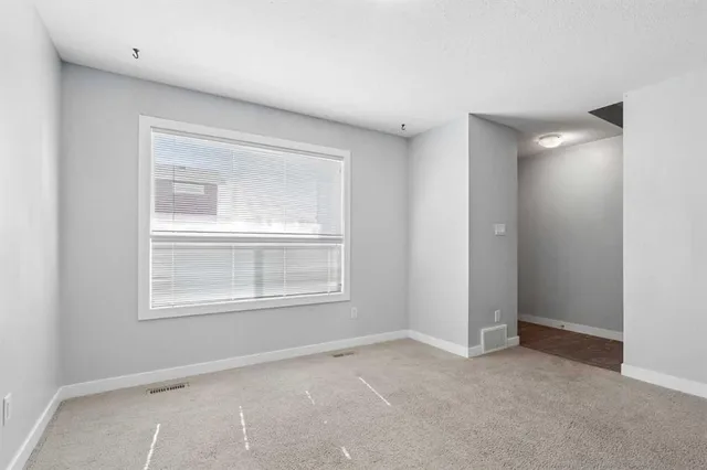 237 Silkstone Rd #4, Lethbridge 4