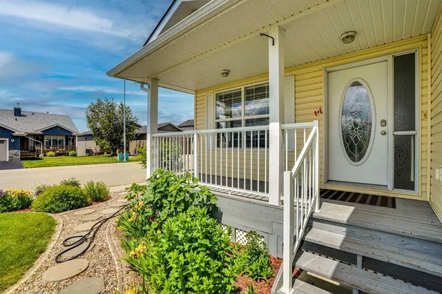 144 Hillcrest Cape, Strathmore 3