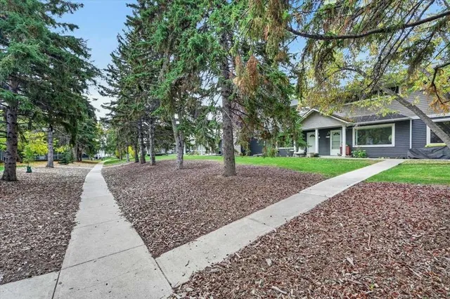 572 Regal Pk, Calgary 2