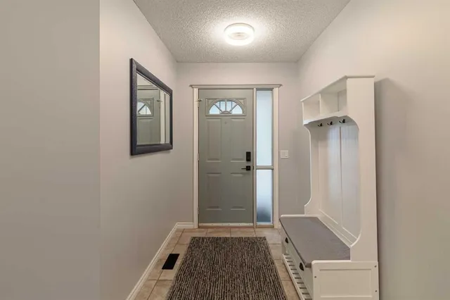 7 Richelieu Crt, Calgary 2