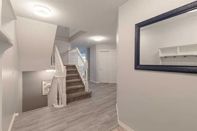 7 Richelieu Crt, Calgary 3