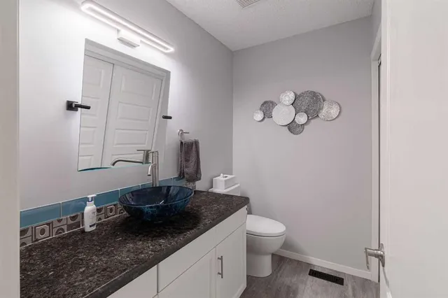 7 Richelieu Crt, Calgary 5