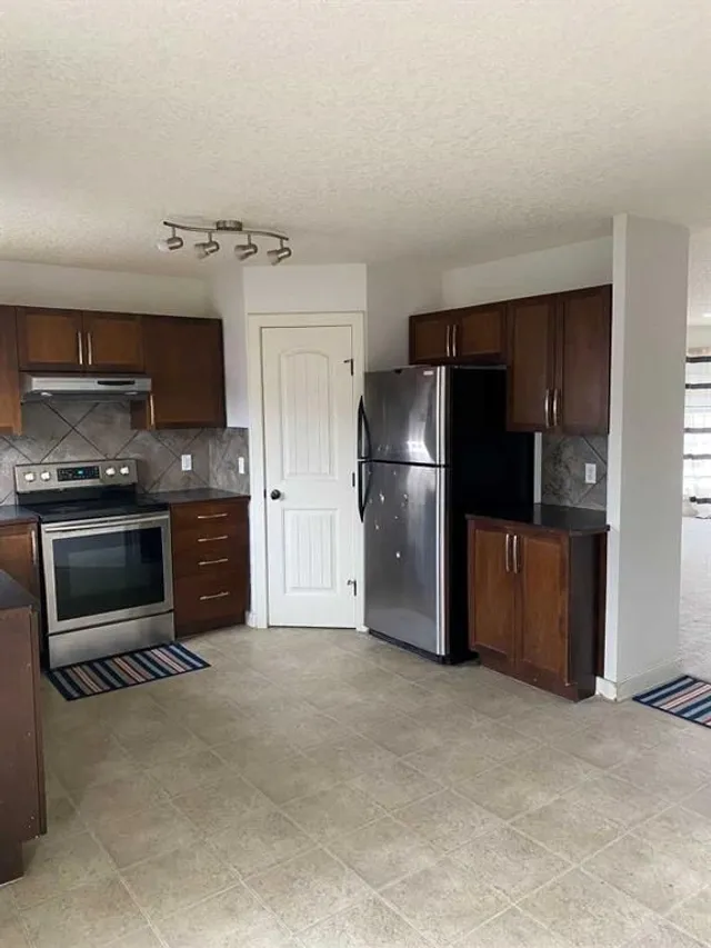 210 Saddlebrook Way, Calgary 4