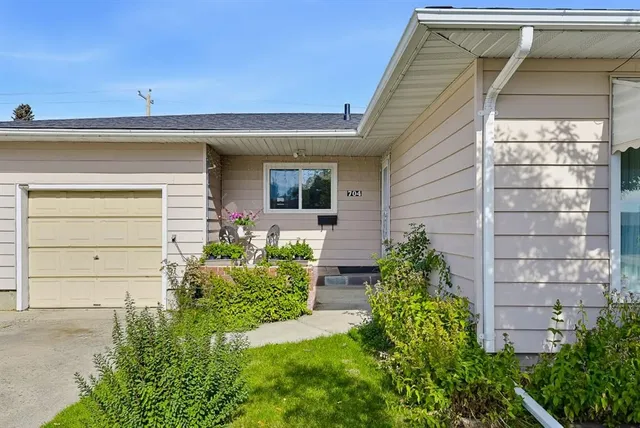704 75 Ave, Calgary 2