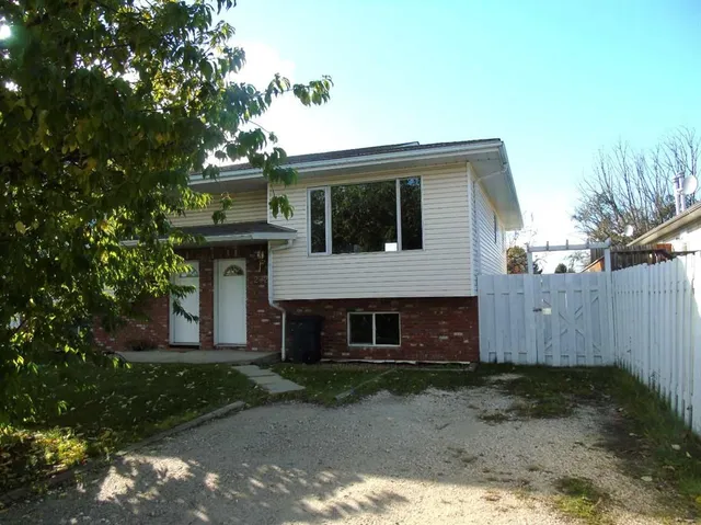 200 + 202 7 St, Slave Lake 2