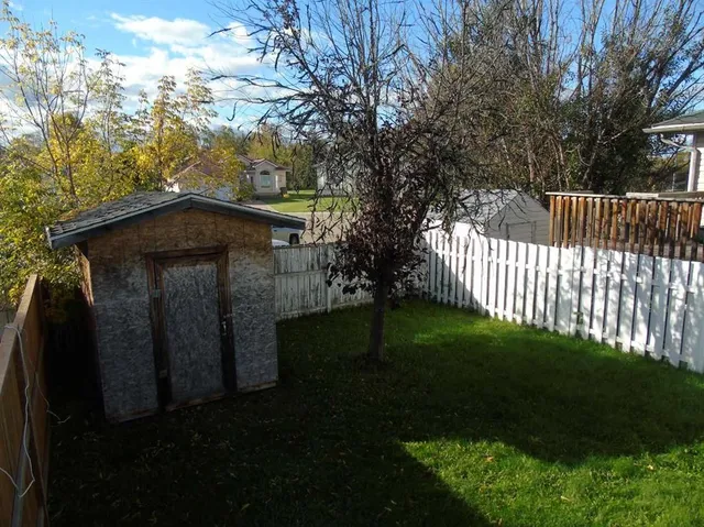 200 + 202 7 St, Slave Lake 4