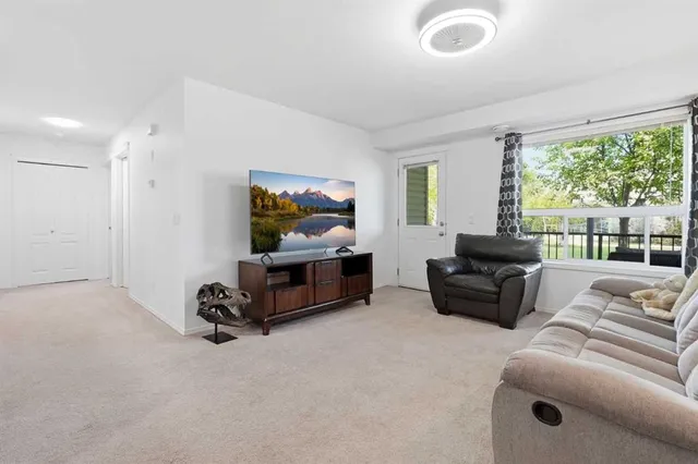 8 Bayside Pl #400, Strathmore