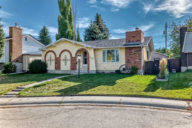 112 Queensland Pl, Calgary 2