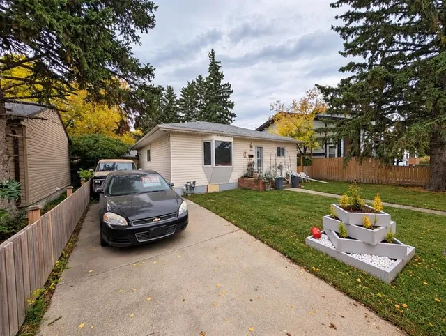 8119 34 Ave, Calgary 3