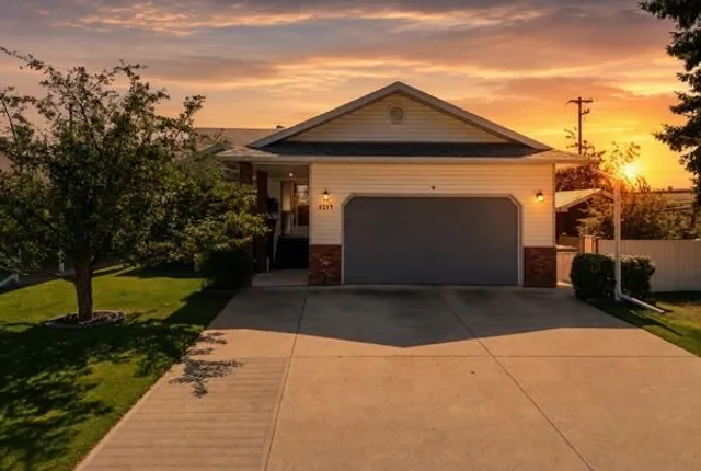 5217 50 Ave, Ponoka 2