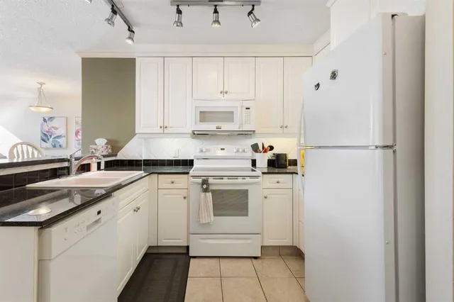 4603 Varsity Dr #704, Calgary 4