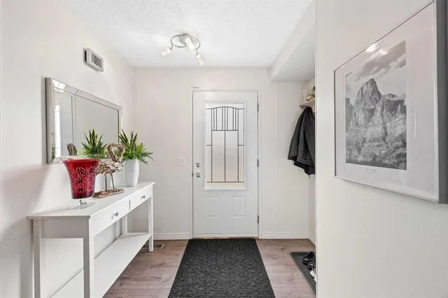6824 43 Ave, Calgary 3
