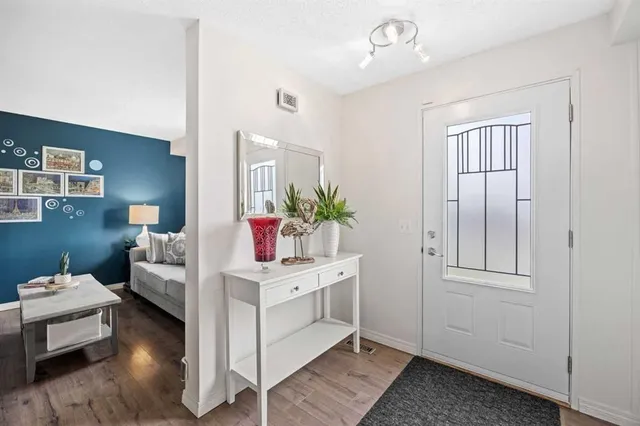 6824 43 Ave, Calgary 4