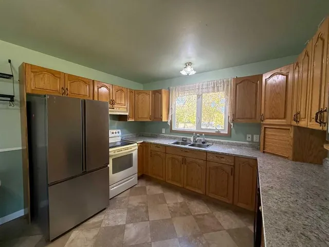 4925 52 Ave, Eaglesham 2