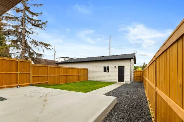8313 47 Ave, Calgary 5