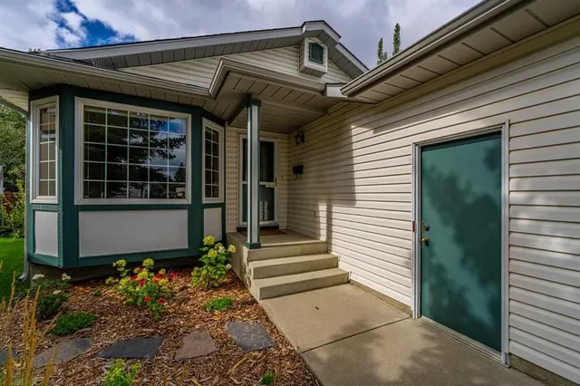 236 Edgebrook Gdns, Calgary 4