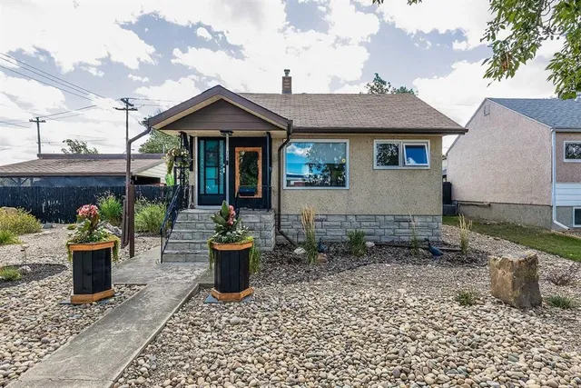 708 Broadway Ave, Redcliff 2