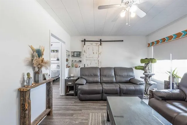 708 Broadway Ave, Redcliff 4