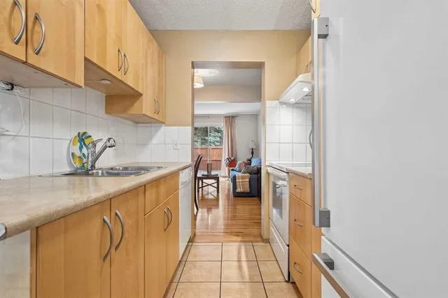 330 Canterbury Dr #23, Calgary 5