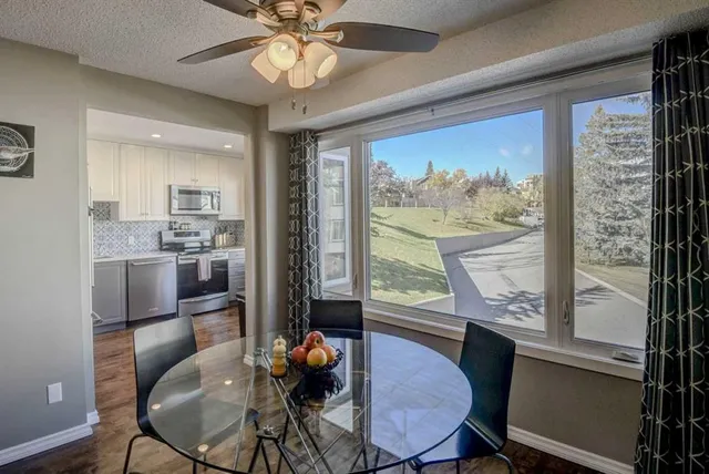 96 Coachway Gdns, Calgary 4