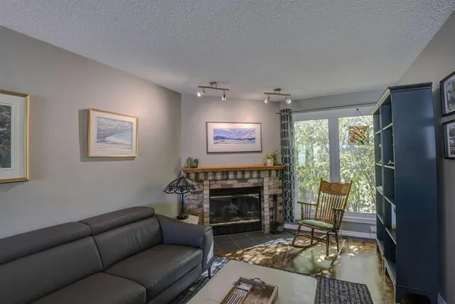 96 Coachway Gdns, Calgary 5