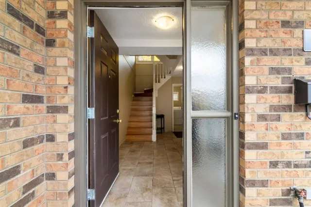 76 Coachway Gdns, Calgary 3