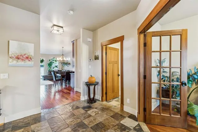 2050 47 Ave, Calgary 3
